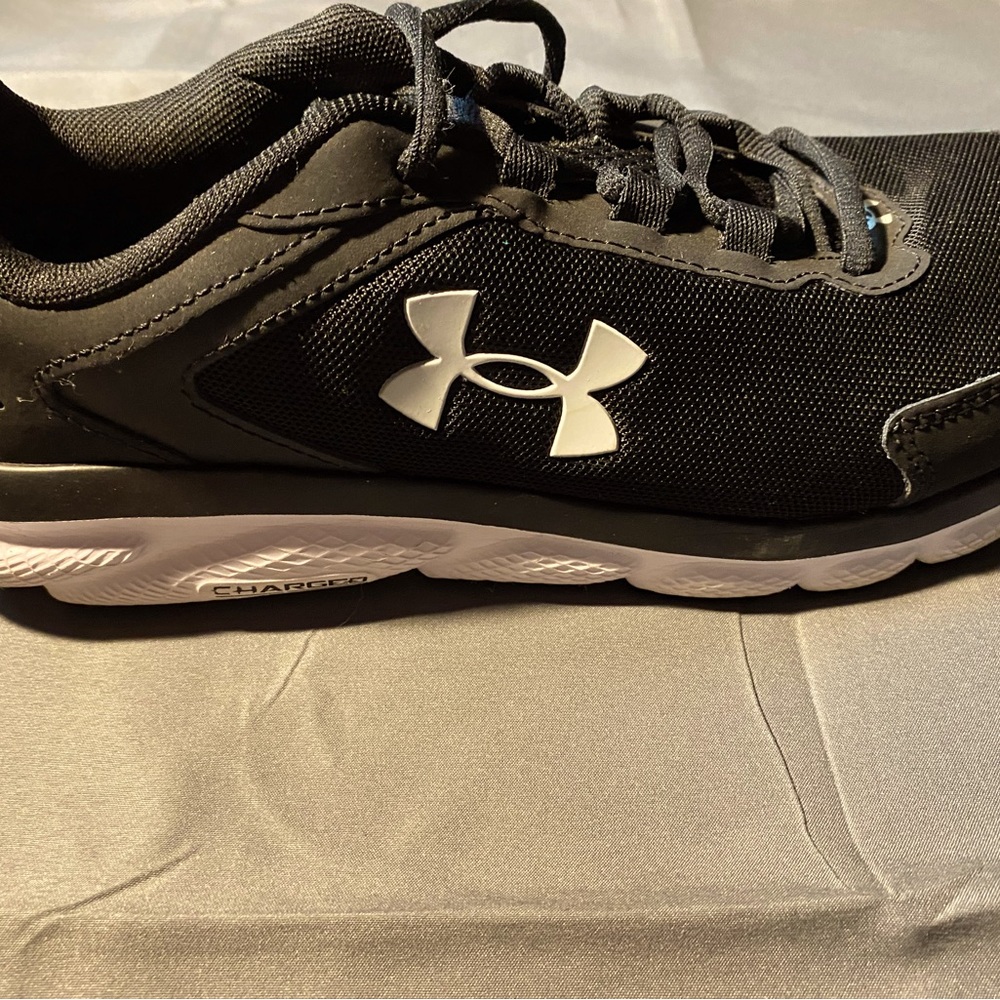 Mens Under Armor Shoes size 12 black and white charges assert deluxe foam shoes